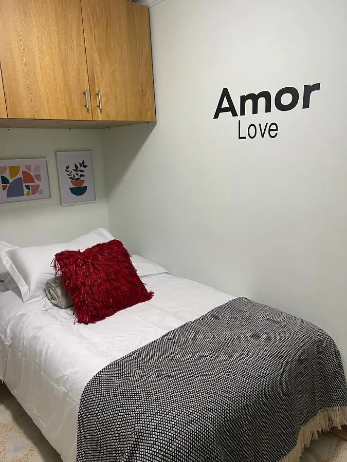 Lindo Y Nuevo Alojamiento Laureles, Habitacion Privada Медельин Проживание в семье