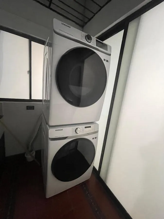 Lindo Y Nuevo Alojamiento Laureles, Habitacion Privada Медельин Проживание в семье