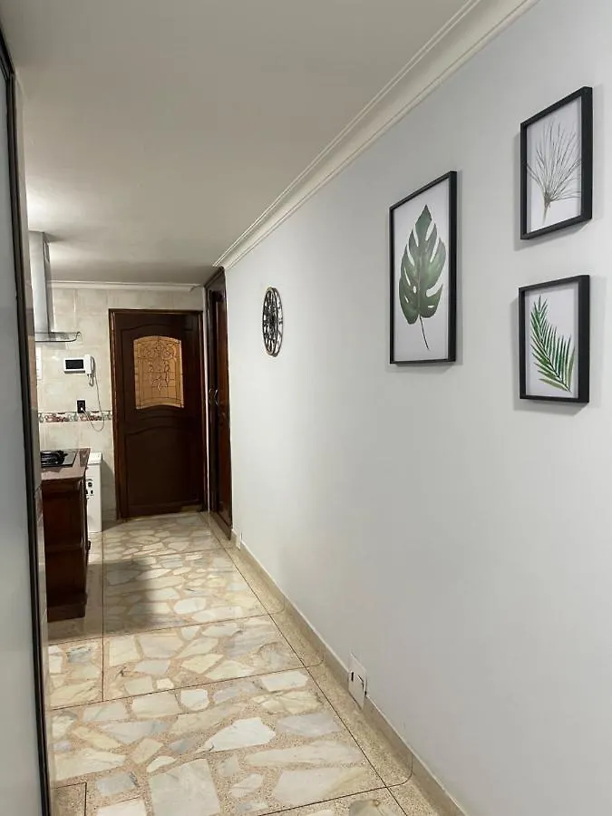 Проживание в семье Lindo Y Nuevo Alojamiento Laureles, Habitacion Privada Медельин