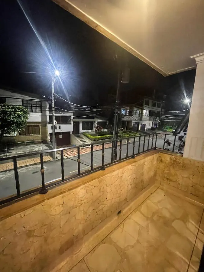 Lindo Y Nuevo Alojamiento Laureles, Habitacion Privada Медельин Проживание в семье